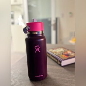 NWT Limited edition hydroflask in color sugarplum 💜 🩷